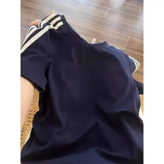 2025 nicho versão coreana preguiçoso esportes listrado manga curta feminino verão novo estilo azul marinho All-Match cam