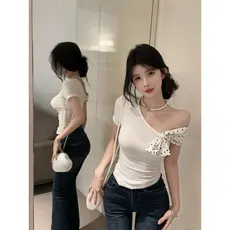 2026 nicho costura versão coreana quente menina Irregular ombro inclinado bolinhas de manga curta camiseta feminina novo