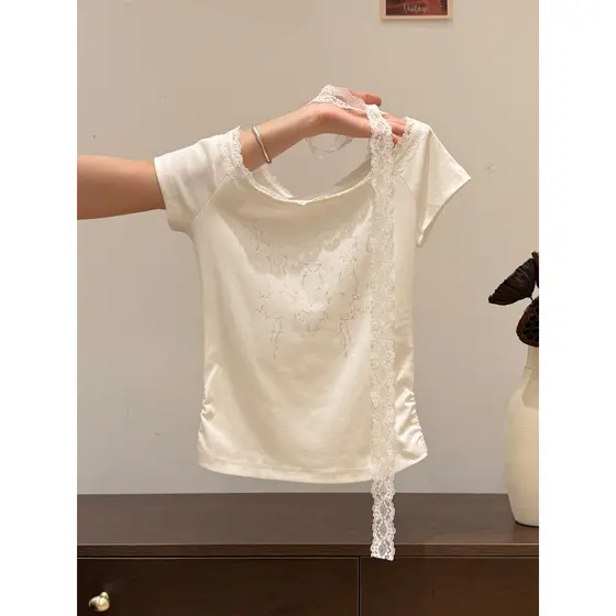 Puro desejo estilo gola Diagonal fora do ombro renda manga curta camiseta feminina 2026 verão plissado crochê cintura co