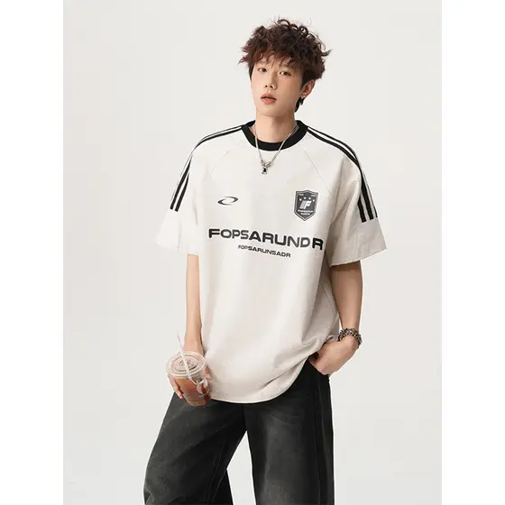 American Street Três Barras Manga Curta Homens Mulheres 2025 Verão Solto Em Torno Do Pescoço Camiseta Juventude Esportes