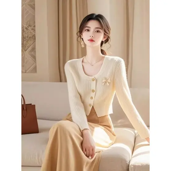 Roupas femininas populares de alta qualidade deste ano, filha rica, sensação de desgaste, estilo Xiaoxiang, damasco, sai