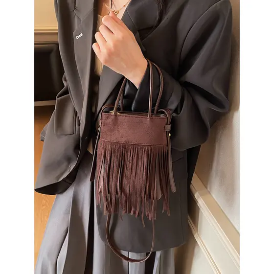 Senhoras do telefone móvel mensageiro pequeno saco 2025 novo estilo moda borla bolsa de ombro High-End nicho Retro bolsa