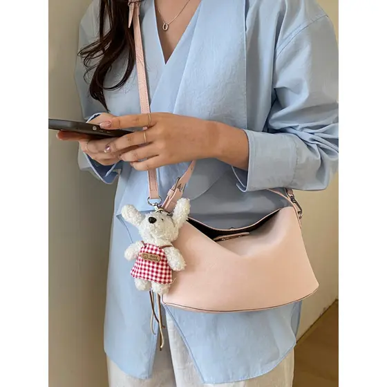 2026 novo estilo bolsa feminina simples saco do mensageiro pequeno saco axilas saco Casual temperamento cor sólida moda 