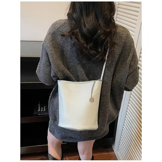 Bolsa balde de textura simples feminina 2025 novo estilo All-Match bolsa mensageiro de um ombro bolsa pequena japonesa c