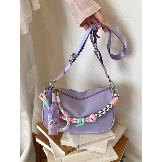 Bolsa nas axilas feminina 2026 novo estilo bolsa mensageiro bolsa de ombro alça de ombro larga pequena Casua