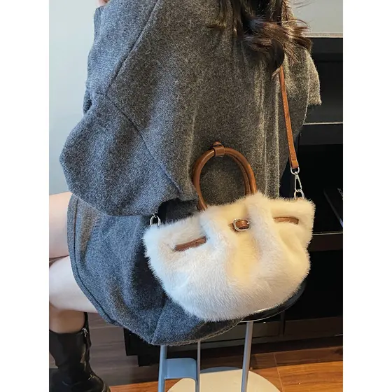 Bolsa de pelúcia feminina 2025 novo estilo moda bolsa de ombro saco do mensageiro Commuter bolsa feminina outono inverno