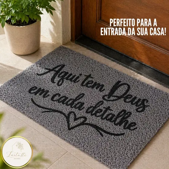 Tapete Porta de Entrada Premium “Aqui Tem Deus em Cada Detalhe” Antiderrapante Varias Cores