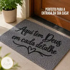 Tapete Porta de Entrada Premium “Aqui Tem Deus em Cada Detalhe” Antiderrapante Varias Cores