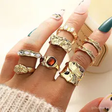 Conjunto de 7 Anéis Dourados com Pedras Vermelhas Conjunto Luxo Antialérgico e Elegante para Mulheres