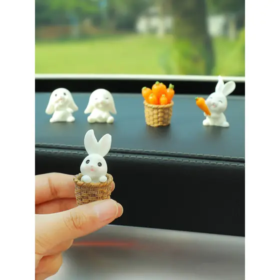 2024 novo estilo influenciador coelho ornamentos bonito Geely Panda mini boneca Console central do carro resina
