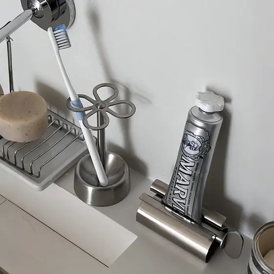 Estilo japonês Rack de escova de dentes simples criativo aço inoxidável banheiro bancada armazenamento espremer pasta de