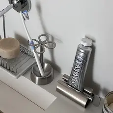 Estilo japonês Rack de escova de dentes simples criativo aço inoxidável banheiro bancada armazenamento espremer pasta de
