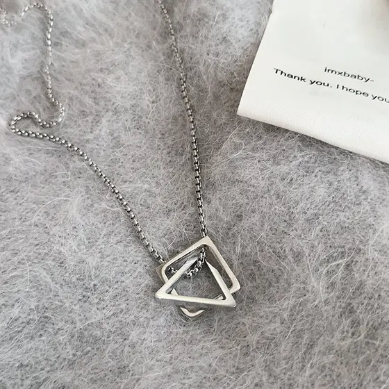 Colar com pingente longo triangular de aço titânio prateado para mulheres, estilo hip-hop de outono e inverno, adequado