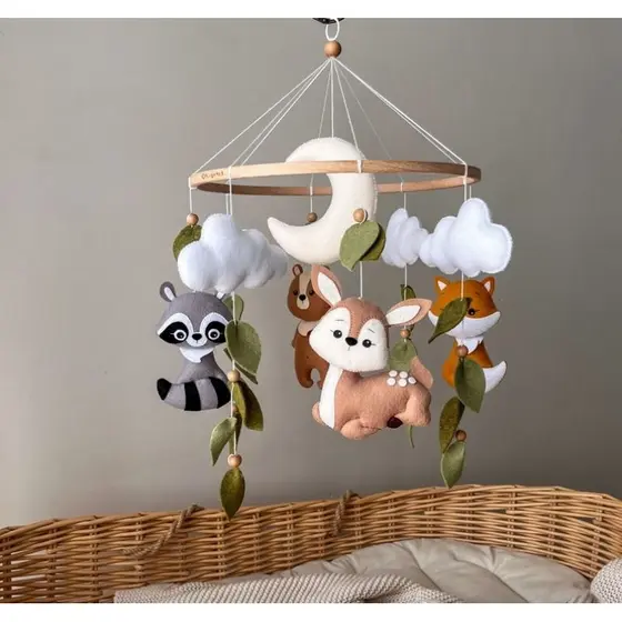 Mobile Boho Floresta em Feltro com Animais – Urso, Cervo, Raposa e Guaxinim