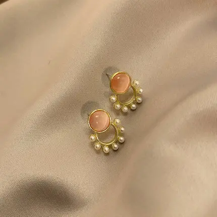 Brincos de olho de gato e pérola em estilo vintage, delicados e elegantes, versáteis para mulheres.