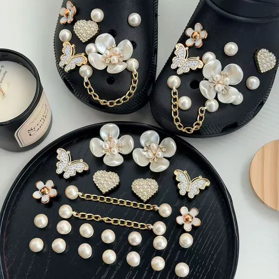 Kit De Amuletos De Sapato De Borboleta E Flor Dourada De 24 Peças , Decorações De Tamanco De Pérola ABS Com Corrent