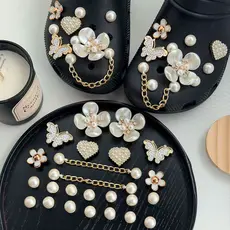 Kit De Amuletos De Sapato De Borboleta E Flor Dourada De 24 Peças , Decorações De Tamanco De Pérola ABS Com Corrent