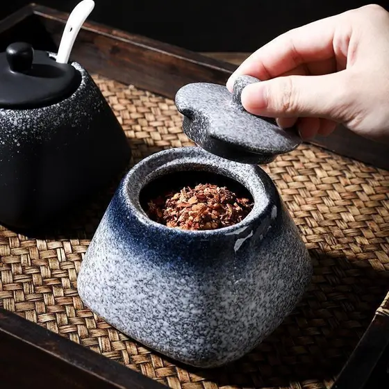 Cozinha doméstica frasco de pimentão cerâmica saleiro tempero jar tempero caixa de tempero com tampa colher único respin