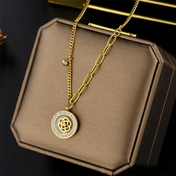 Colar com Pingente de Camélia em Aço Titânio HT, Colar de Clavícula Feminino de Luxo Leve em Aço Inoxidável com Flor e C