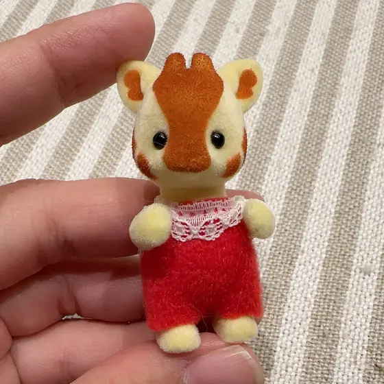Casa de Brinquedos Família Floresta, Boneca Girafa Estática Flocada com Vestido Vermelho para Meninas, Baby v120 Pres MK