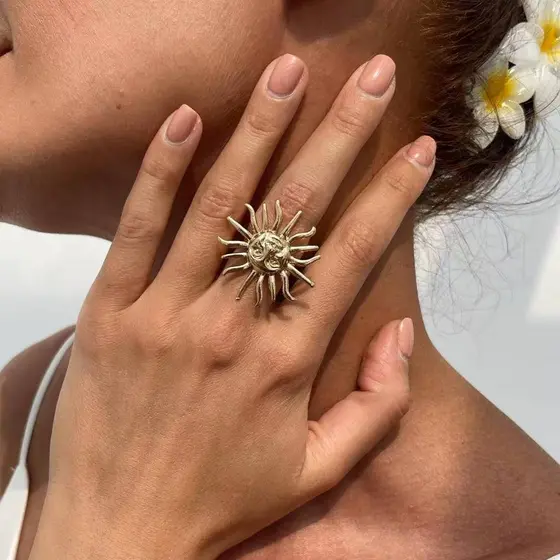 Terno de liga de sol com rosto humano, férias na praia, nicho de estilo europeu e americano