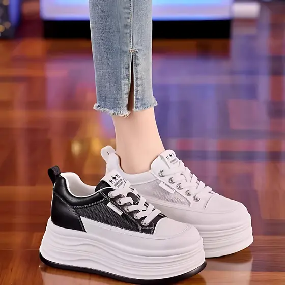 Oitocm de sola grossa tênis de aumento interno malha respirável sapatos brancos femininos 2026 verão novo estilo sapatos