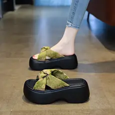 Lindo arco chinelos de sola grossa feminino verão exterior Wear 2025 novo estilo Flip-Flops pequenas sandálias de praia 
