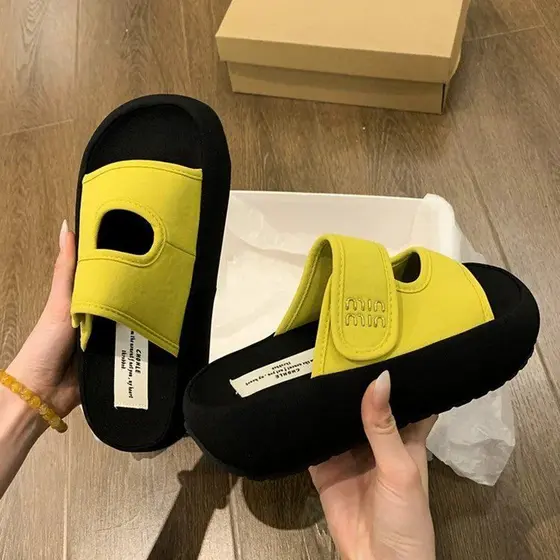 Super quente pisando na merda sentir flip-flops feminino verão exterior Wear 2025 novo estilo chinelos pequenos macios
