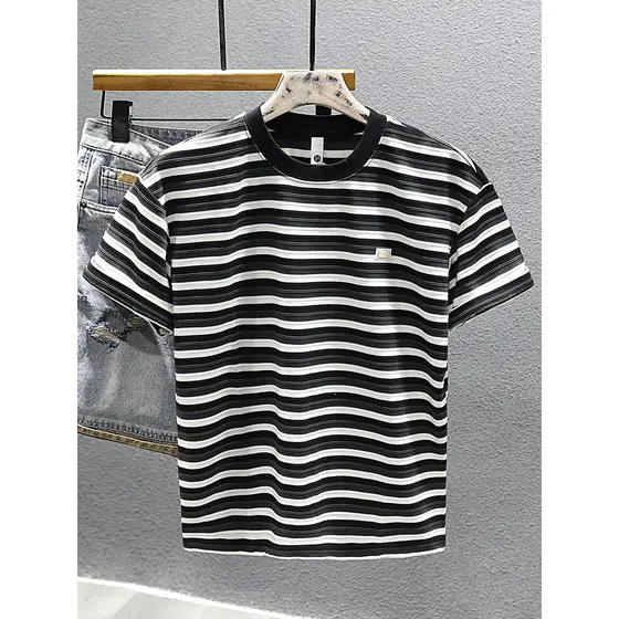Camiseta listrada masculina 2025 novo estilo verão novo estilo Street Wear em torno do pescoço meia manga solta Casual e