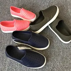 Sapatos de jardim europeus americanos sapatos infantis ocos respiráveis com buracos crianças meninos meninas capa leve p