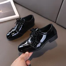 Meninos 2026 outono novo estilo dedo do pé apontado brilhante sola macia pequenos sapatos de couro confortável All-Match