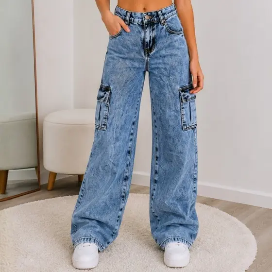 Calça Infantil Jeans Cargo Menina Juvenil Wide Leg Cintura Alta Modelo Marmorizado Bolso Lateral Lavagem Clara