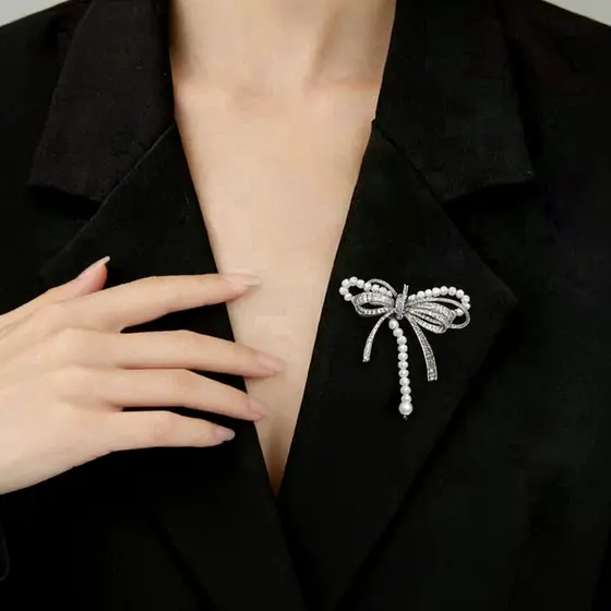 Pérola piscando diamante arco broche francês Retro elegante feminino único All-Match roupas Corsage, acessórios de pino