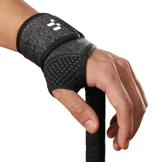 A pulseira Fitomo, com abertura macia para o polegar, é adequada para tendinites leves e entorses, com suporte de pulso