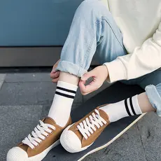 Novo produto meias curtas listradas de duas barras estilo Preppy meias esportivas femininas de algodão