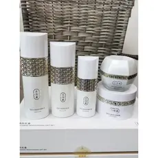 Katama Sekkisei Caixa de presente branqueadora Conjunto de cinco peças para remover brilho amarelo hidratante hidratante