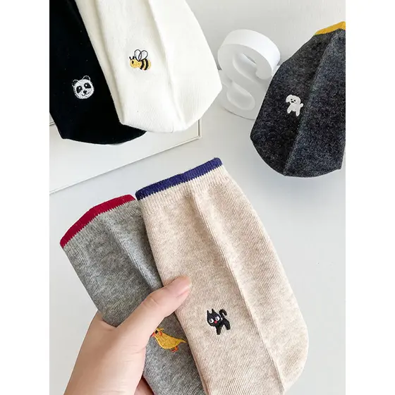 [Pacote de 5 pares] Mulher pura fofa bordada Moda algodão puro bonito usar meias cano médio desenho animado feminino