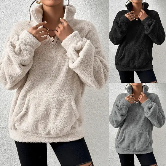 Moletom feminino acolchoado com gola alta, ideal para outono e inverno.