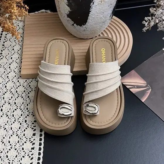 Fivela de dedo do pé de verão grosso coreano plano-feminino cinto inferior conjunto na moda versão Casual arrastar Metal