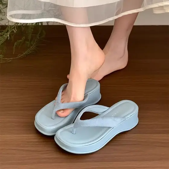Grosso nova versão verão flip-flops praia moda flip-flops dedos das mulheres atacado flip-flops sola de salto alto 2026