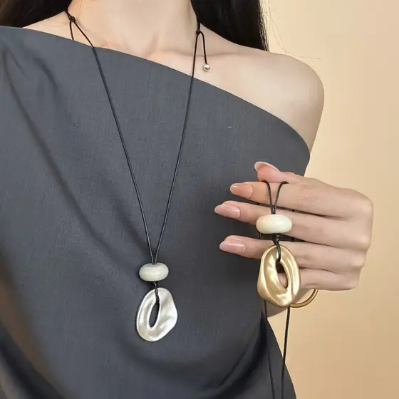 Colar longo feminino com pingente oval oco fosco irregular, design exclusivo, corrente ajustável para clavícula, acessór