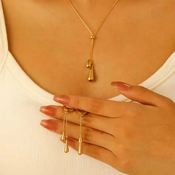 Elegante, estiloso e minimalista, conjunto de colar e brincos em aço de titânio com pingente em forma de gota d'água, ac