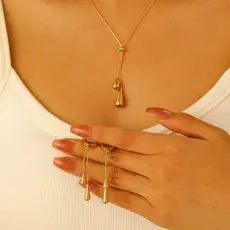 Elegante, estiloso e minimalista, conjunto de colar e brincos em aço de titânio com pingente em forma de gota d'água, ac