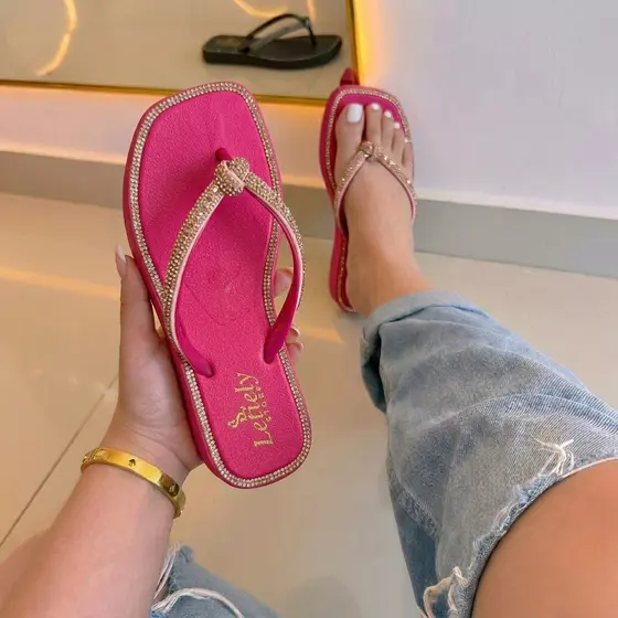 Chinelo Rasteirinha Feminino com Correia de Strass | Confortável | Sola com Detalhe Brilhante | Luxo Premium