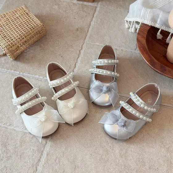 Meninas 2026 novo estilo primavera outono sola macia antiderrapante pérola arco princesa pequenos sapatos de ervilhas de