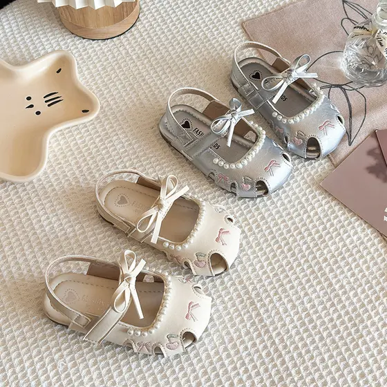 Meninas sandálias 2026 novo estilo verão sola macia oco respirável menina bebê menina princesa sapatos 1-6 anos de idade