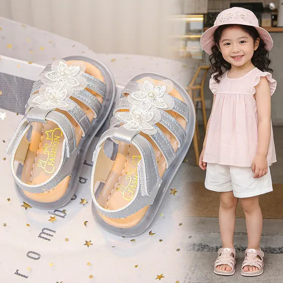 2026 Novo estilo meninas verão sola macia oco respirável cristal princesa sandálias infantis