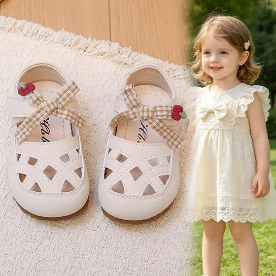 Baotou meninas sandálias 2026 novo estilo verão sola macia oco respirável menina bebê menina princesa sapatos da criança