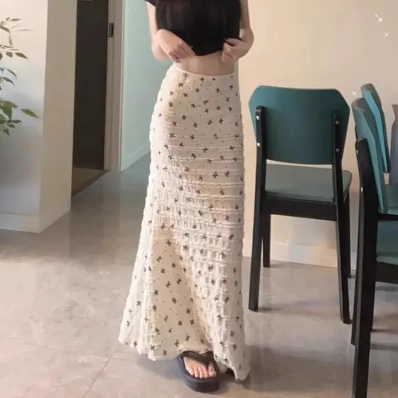 2026 novo estilo coreano branco Floral saia feminina verão pequena saia de cintura alta Fishtail Hip-coberto saia longa