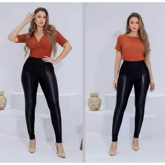 Calça Legging Montaria com Detalhe na Lateral em Cirrê Couro Fake